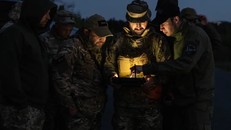 Binh sĩ Ukraine học cách lái máy bay không người lái vào ban đêm ở vùng Lviv, Ukraine. 