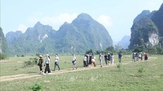 Du khách tham quan Khu dã ngoại tại thôn Làng Áng, xã Yên Thịnh (Hữu Lũng, Lạng Sơn). Ảnh: Anh Tuấn/TTXVN.