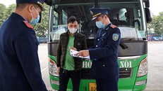 Kiểm tra nhà xe chấp hành các quy định vận tải, giấy tờ hoạt động của xe khách. Ảnh: LP.