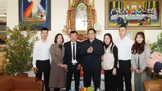 Thủ tướng Phạm Minh Chính thăm, chúc mừng giáo dân Giáo xứ Bắc Giang. Ảnh: Dương Giang/TTXVN.