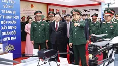 Chủ tịch Quốc hội Vương Đình Huệ tham quan khu trưng bày các sản phẩm công nghiệp quốc phòng. Ảnh: Doãn Tấn/TTXVN.