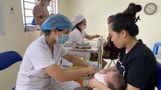 Đảm bảo vaccine tiêm cho trẻ để phòng các dịch bệnh nguy hiểm. Ảnh: Tạ Nguyên/TTXVN.