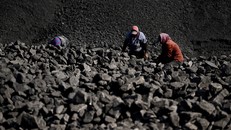 Công nhân làm việc tại mỏ than ở Trung Quốc. Ảnh: NBC.