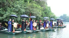 Môt tiết mục văn nghệ đặc sắc dọc tuyến đường thủy vào khu hành lễ tại Khu du lịch sinh thái Tràng An thuộc Quần thể danh thắng Tràng An, tỉnh Ninh Bình. Ảnh: Đức Phương/TTXVN.