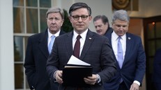 Chủ tịch Hạ viện Mỹ Mike Johnson sau cuộc gặp với Tổng thống Joe Biden về nguồn tài trợ của chính phủ, bao gồm an ninh biên giới và viện trợ cho Ukraine, ngày 17/1/2024. Ảnh: ABC News.