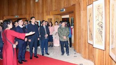 Khách tham quan không gian trưng bày.