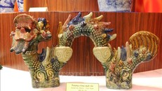 Tượng rồng ngũ sắc bằng gốm Lái Thêu, hiện vật thế kỷ XX, trưng bài tại Bảo tàng tỉnh An Giang.