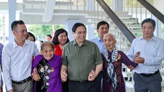 Thủ tướng Phạm Minh Chính chúc Tết và tặng quà gia đình hộ nghèo, công nhân, người lao động, người cao tuổi không nơi nương tựa... tại Cần Thơ. Ảnh: VGP/Nhật Bắc.