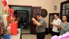 Thủ tướng Phạm Minh Chính dâng hương tưởng nhớ cố Chủ tịch Hội đồng Bộ trưởng Phạm Hùng. Ảnh: Văn Điệp/TTXVN.