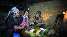 Đầu bếp Phạm Quang Việt trò chuyện cùng người dân đồng bào.