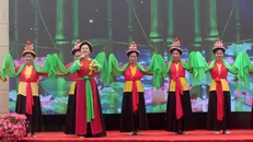 Đội văn nghệ múa đèn chạy chữ làng Nhân Cao biểu diễn tiết mục "Múa đèn chạy chữ." Ảnh: Hoa Mai/ TTXVN.