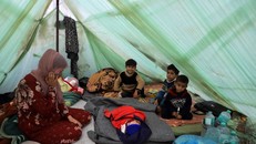 Trẻ em Palestine tại khu lều tạm ở Khan Younis, phía Nam Dải Gaza, ngày 13/12/2023.