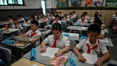 Phụ huynh Trung Quốc áp lực vì dạy con học