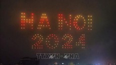 Lung linh màn trình diễn ánh sáng với 300 drone tại quận Tây Hồ