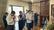 Nguyên Ủy viên Bộ Chính trị, nguyên Chủ tịch nước Trương Tấn Sang cùng các đại biểu dâng hương tưởng niệm 117 năm ngày sinh đồng chí Tổng Bí thư Lê Duẩn.