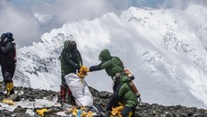 Nepal "dọn dẹp" đỉnh Everest