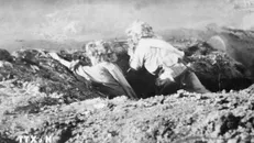 Quân đội ta áp dụng thành công chiến thuật "đánh dúi", đào chiến hào, bí mật áp sát vào tận sâu trong đồn địch đến quân Pháp có cảm giác bộ đội ta như "từ dưới đất chui lên" ngay giữa đồn địch. Ảnh: Tư liệu TTXVN.