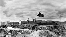Chiều 7/5/1954, lá cờ "Quyết chiến - Quyết thắng" của Quân đội nhân dân Việt Nam tung bay trên nóc hầm tướng De Castries. Chiến dịch lịch sử Điện Biên Phủ đã toàn thắng. Ảnh: Tư liệu TTXVN.