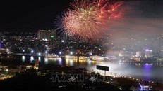 Pháo hoa rực sáng trên sông Sài Gòn. Ảnh: TTXVN.