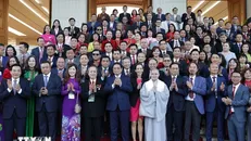 Thủ tướng Phạm Minh Chính chụp ảnh chung với kiều bào tiêu biểu dự Chương trình Xuân Quê hương 2023. Ảnh: Dương Giang/TTXVN.