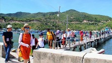 Khu du lịch vịnh Vĩnh Hy, huyện Ninh Hải, tỉnh Ninh Thuận thu hút đông du khách đến tham quan, trải nghiệm.