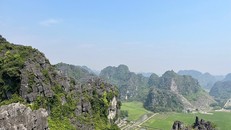 Điểm du lịch Hang Múa (Ninh Bình) sở hữu cảnh quan thiên nhiên đồ sộ, hùng vĩ. Ảnh minh họa.