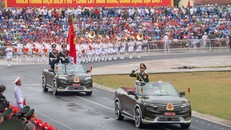 Những chiếc VF 8 mui trần xuất hiện tại sân vận động tỉnh Điện Biên.