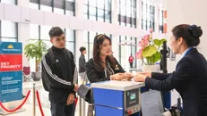 Hành khách làm thủ tục chuyến bay tại Cảng Hàng không Điện Biên.