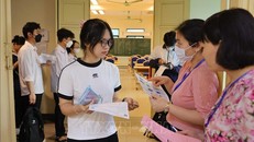 Bên cạnh phương thức truyền thống là sử dụng kết quả kỳ thi tốt nghiệp THPT để xét tuyển vào các trường sư phạm, thí sinh có thể sử dụng kết quả kỳ thi đánh giá năng lực của trường Đại học Sư phạm Hà Nội để xét tuyển vào 9 trường có ngành đào tạo sư phạm. Ảnh: Thanh Tùng/TTXVN.