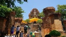 Bên ngoài Tháp Bà Ponnagar. Ảnh: TTXVN.