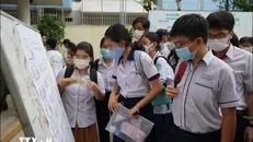 Thí sinh xem sơ đồ phòng thi. Ảnh: Thu Hoài/TTXVN.