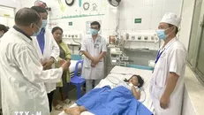 Đoàn công tác của Bộ Y tế đến thăm hỏi, động viên bệnh nhân liên quan vụ ngộ độc thực phẩm tại Đồng Nai. Ảnh: Lê Xuân/TTXVN.