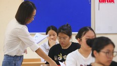 Thí sinh làm thủ tục dự thi vào lớp 10 Hà Nội. Ảnh: Trung Nguyên.