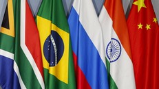 Quốc kỳ các nước thành viên BRICS. Ảnh: Bloomberg.