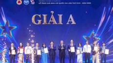 Chủ tịch nước Tô Lâm và Trưởng Ban Tuyên giáo Trung ương Nguyễn Trọng Nghĩa trao giải A cho các tác giả, đại diện nhóm tác giả đoạt giải. Ảnh: VGP/Nhật Bắc.