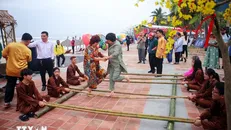 Du khách quốc tế tham gia các trò chơi dân gian tại công viên biển Mỹ An. Ảnh: Trần Lê Lâm/TTXVN.