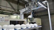 Công đoạn cuối cùng để tạo hình mũ bảo hiểm Shellmet. Ảnh: Xuân Giao/TTXVN.