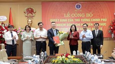 Lãnh đạo Bộ Y tế chúc mừng tân Phó Chánh Văn phòng Bộ Nguyễn Toàn Thắng.