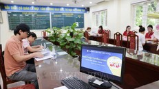 Sở GD&ĐT Hà Nội đã tổ chức tuyển sinh trực tuyến vào lớp 1 các trường công lập năm học 2024 - 2025 thông qua Cổng thông tin điện tử đăng ký tuyển sinh đầu cấp của Thành phố. Ảnh: Thanh Tùng/TTXVN.