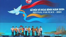 Lễ hội Vì Hòa bình tôn vinh giá trị của hoà bình, tri ân các anh hùng liệt sỹ, tưởng niệm các nạn nhân chiến tranh. Ảnh: TTXVN.