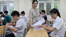 Thí sinh làm bài thi môn Ngữ văn. Ảnh: Thanh Tùng/TTXVN.