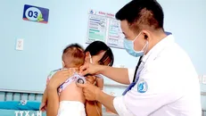 Trẻ mắc bệnh sởi được điều trị tại Bệnh viện Nhi đồng 1 Thành phố Hồ Chí Minh. Ảnh: Đinh Hằng/TTXVN.