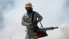 Nhân viên phun thuốc diệt muỗi tại Acapulco, bang Guerrero, Mexico. Ảnh: AFP/TTXVN.