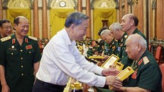 Chủ tịch nước Tô Lâm tặng ảnh Chủ tịch Hồ Chí Minh cho Thiếu tướng Võ Sở, 96 tuổi, Trưởng ban Ban Liên lạc truyền thống cựu chiến binh Đại đoàn 305 Dù - Đặc công. Ảnh: Nhan Sáng/TTXVN.