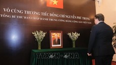 Đại sứ Mỹ tại Việt Nam Marc Knapper đến chia buồn, ghi sổ tang tưởng nhớ Tổng Bí thư Nguyễn Phú Trọng.