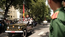 Đoàn xe nghi lễ di chuyển trên từng tuyến phố.