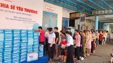 Rất đông phụ huynh các bệnh nhi xếp hàng đón nhận những ly sữa tươi của Quỹ Vì Tầm Vóc Việt. Trong hình là điểm tiếp nhận tại Bệnh viện Nhi đồng 1 TP.HCM.