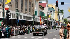 Người dân đứng dọc hai bên đường tiễn biệt Tổng Bí thư Nguyễn Phú Trọng. Ảnh: TTXVN.