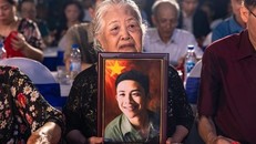 Các gia đình xúc động khi nhận ảnh phục dựng.