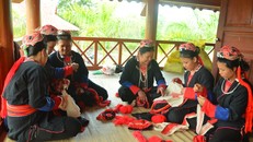 Phụ nữ Dao Thanh Y thêu trang phục truyền thống tại Trung tâm Bảo tồn Văn hóa Dân tộc Dao xã Bằng Cả, TP Hạ Long.